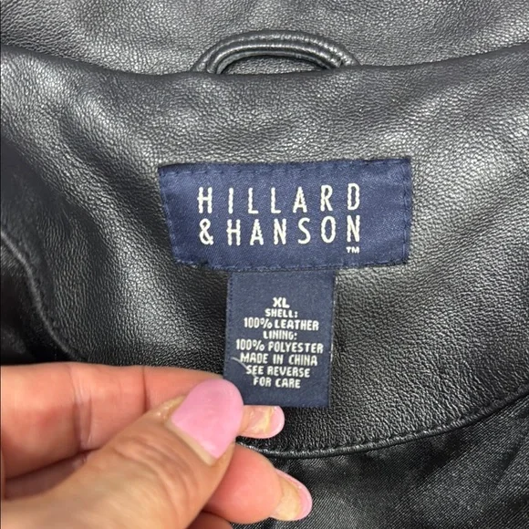 Sleek Black Leather Jacket with Classic Lapels - Picture 4 of 5